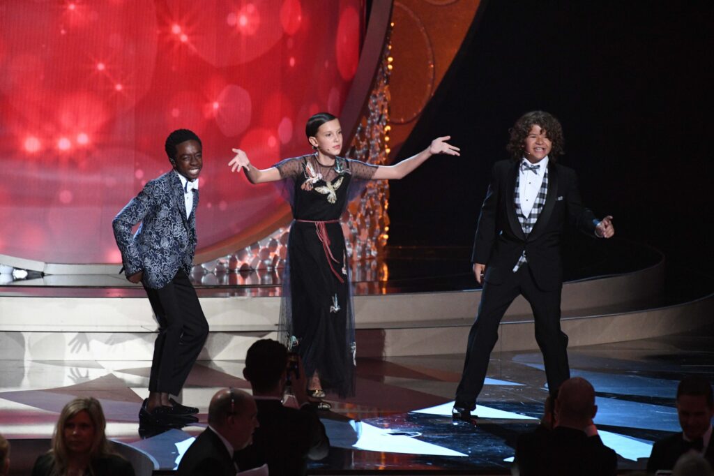 Millie Bobby Brown, Caleb McLaughlin, et Gaten Matarazzo de Stranger Things lors des Emmy Awards 2016
