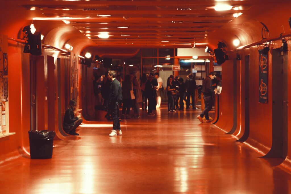 Le grand couloir rouge de L'Autre Canal, désservant sa salle principale et menant sur l'entrée.