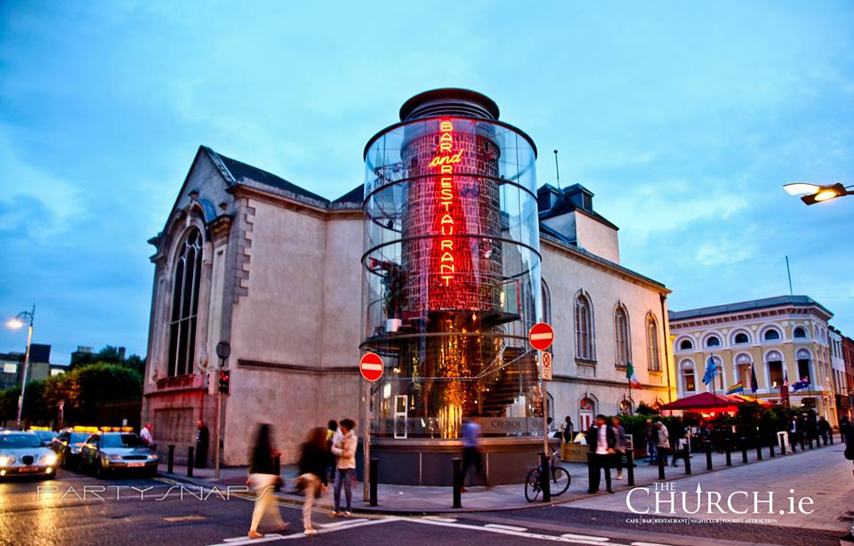 The Church à Dublin : une ancienne église reconvertie en bar / club / restaurant.