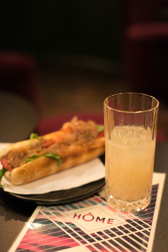 Cocktails et snacks au bar Hôme