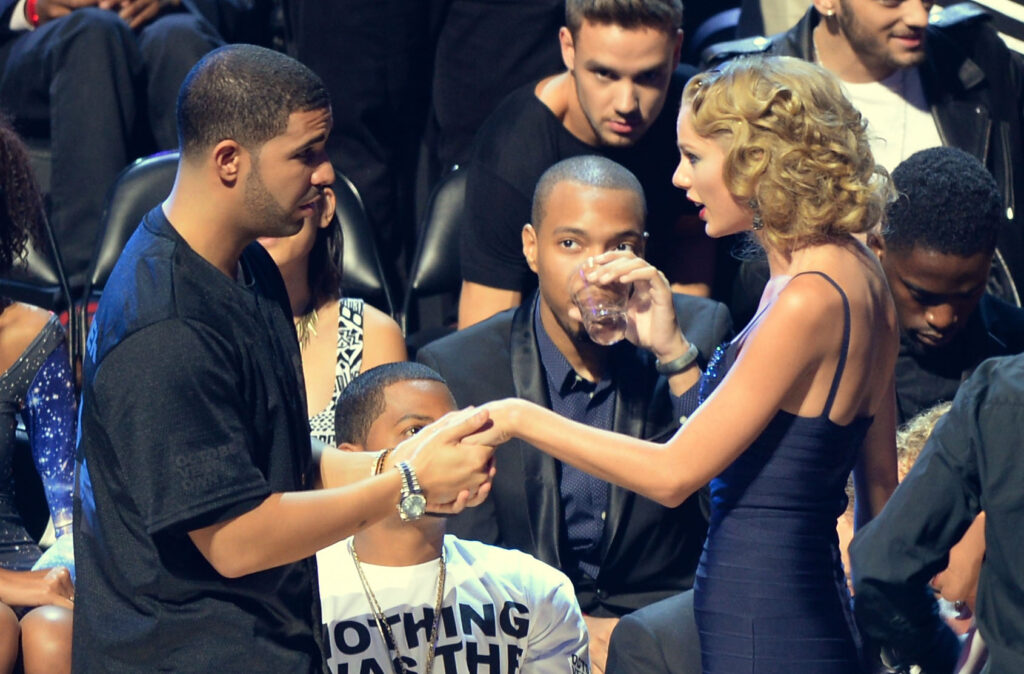 Drake tenant amoureusement la main de Taylor Swift, aux VMA de 2013.