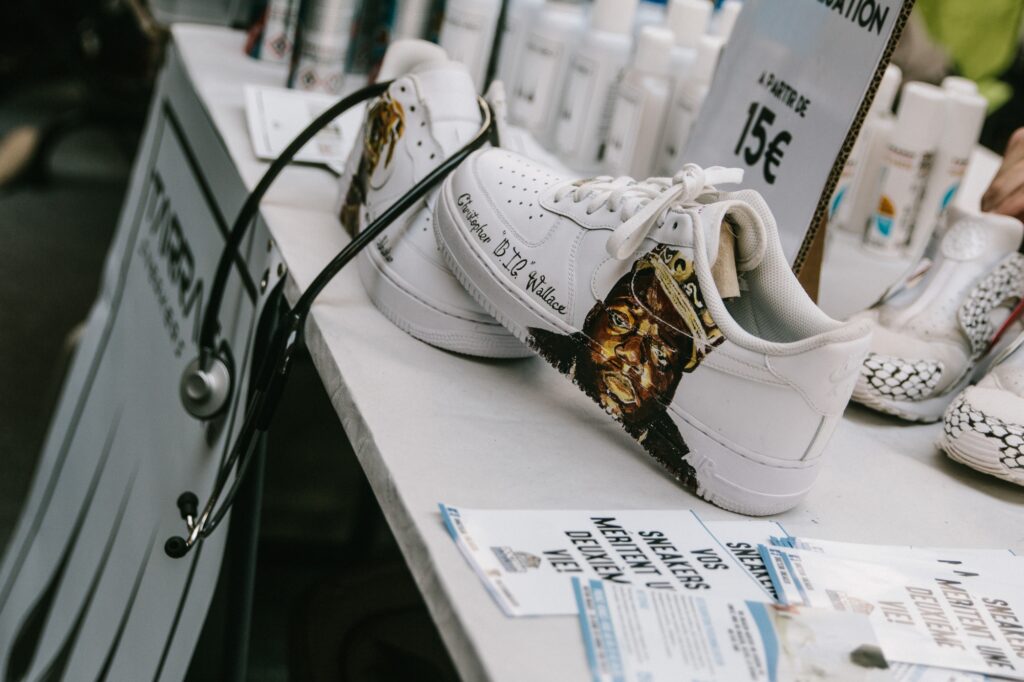 Supreme, Kaws, Murakami, custom et produits dérivés, voilà ce qui complète l'univers du parfait sneakerhead.