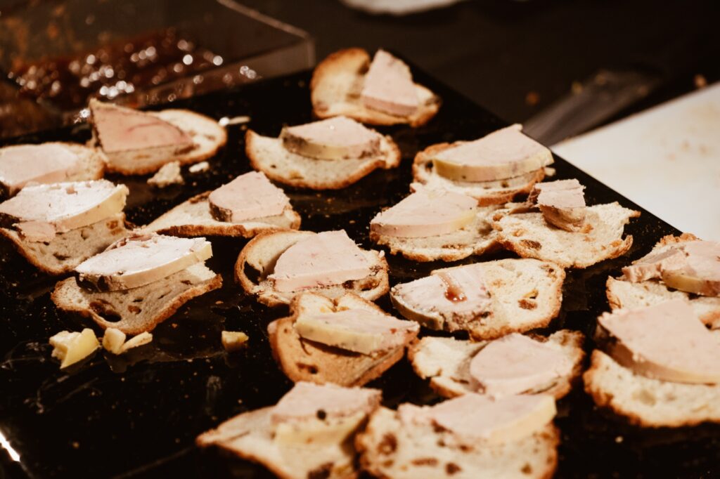 Le foie gras et les huitres ont volé la vedette, hier soir au Grand Palais.