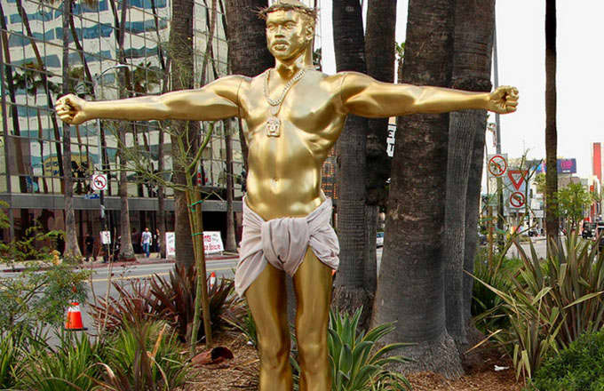 La statue dorée de Kanye West, sur Hollywood Bd