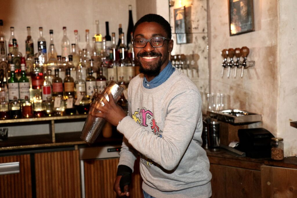Dimitri Saint Louis, bartender de l'entrée des artistes.