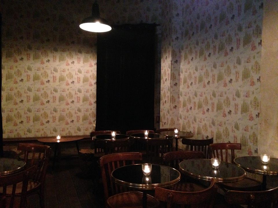 La salle cosy de L'Ours Bar