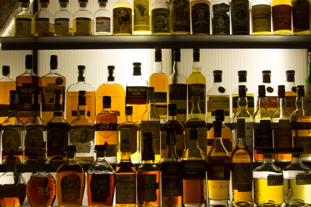 Les 8 règles d'or pour boire correctement un whisky selon Lilya Sekkal, la Chef Barman du Golden Promise