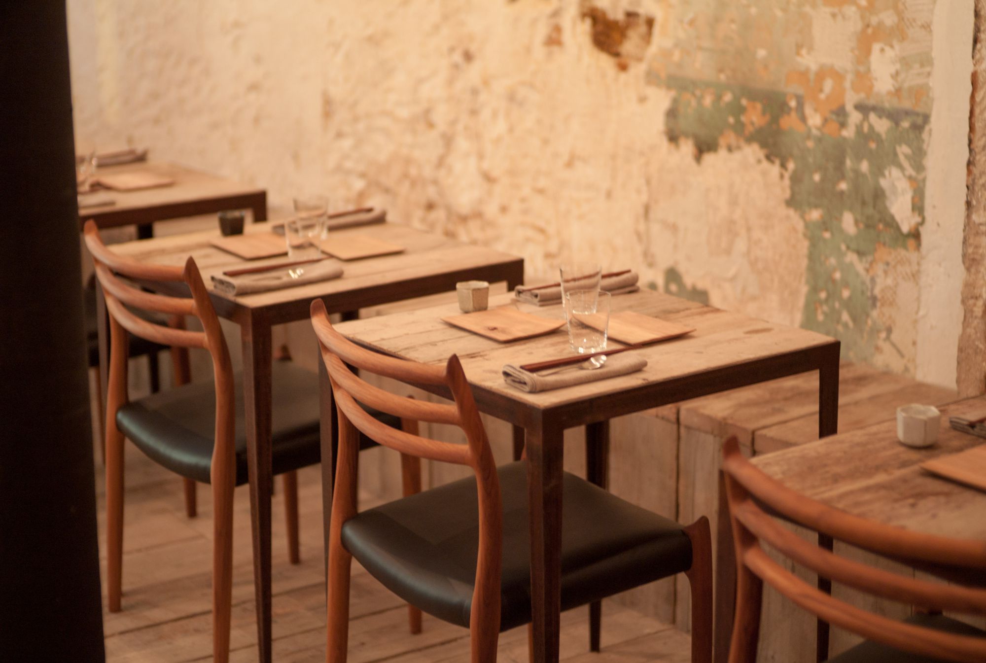 Dersou, restaurant concept - tables