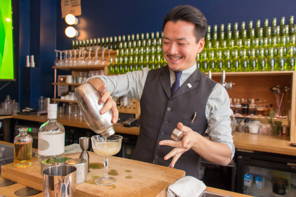 Shingo Gokan en pleine préparation de cocktail