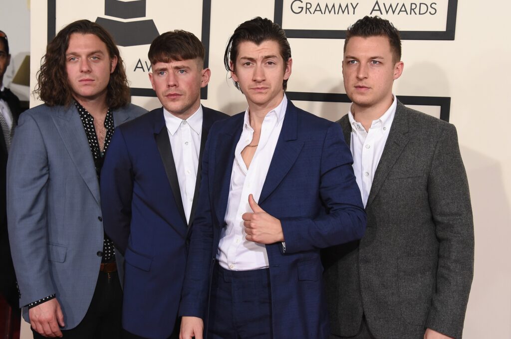 Les membres du groupe Arctic Monkeys sont les meilleurs vendeurs d'albums vinyles sur une première semaine