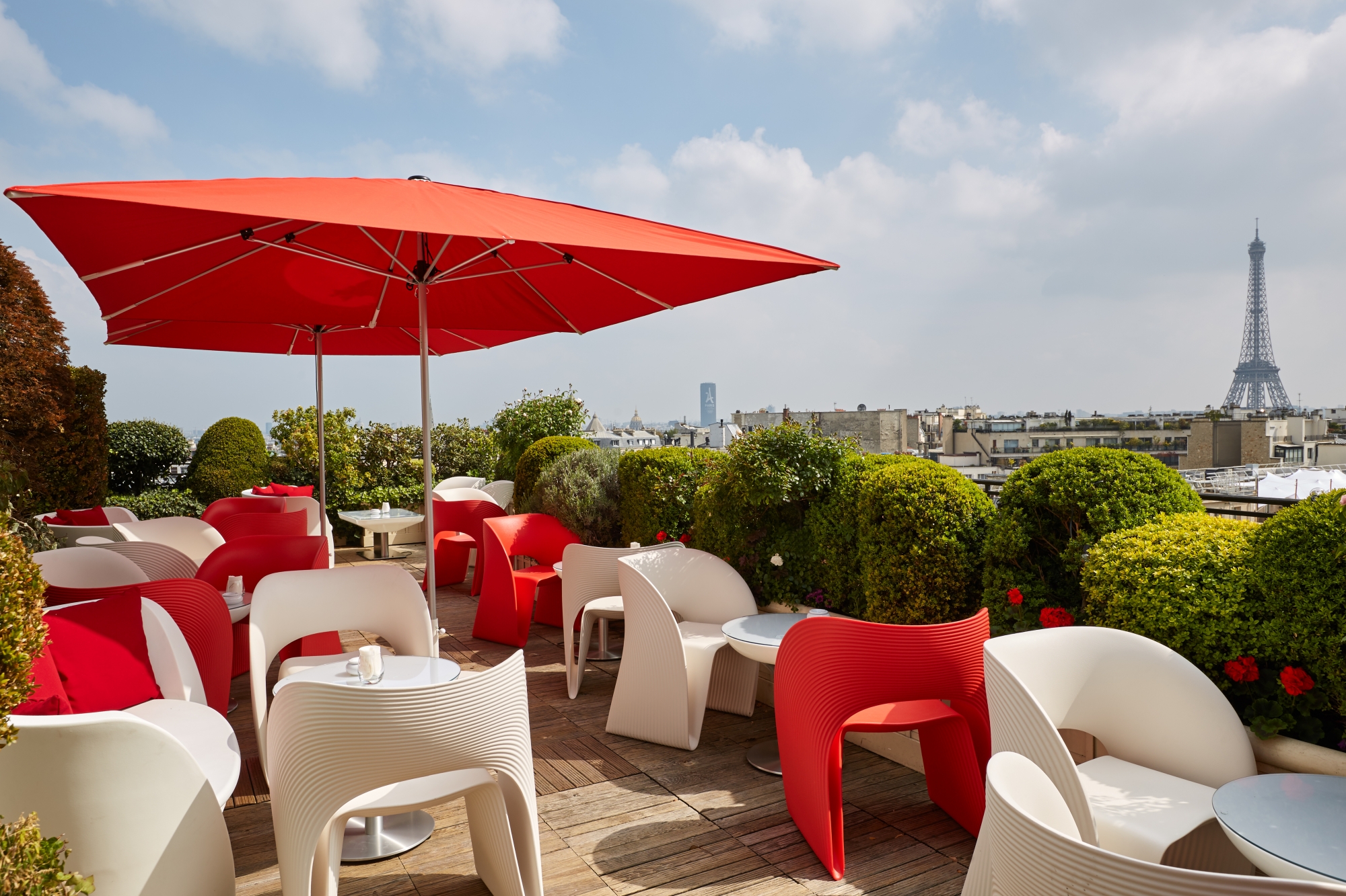 La terrasse panoramique de l'Hôtel Raphael Paris - Photo 2