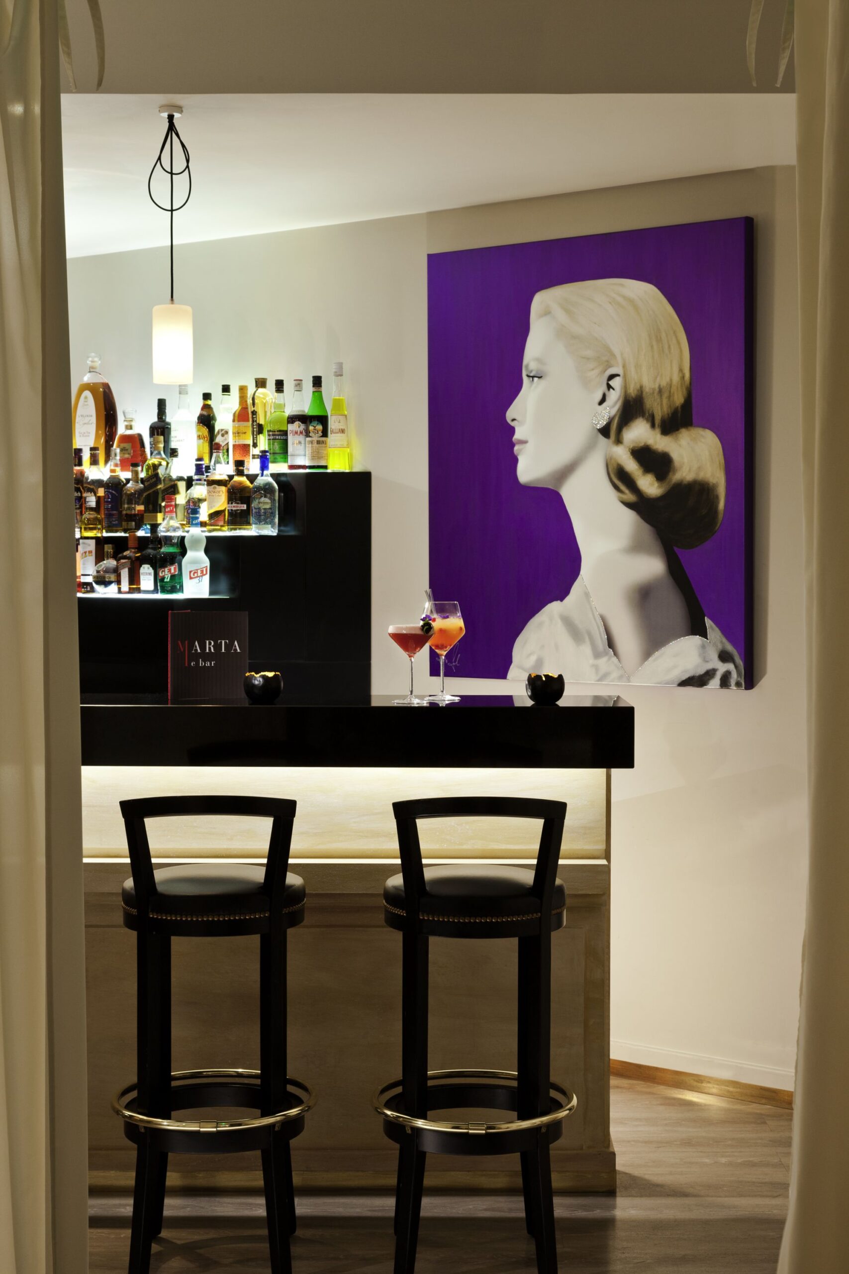 La décoration chic et contemporaine du Wine Bar de l'hôtel Fouquet's Barrière