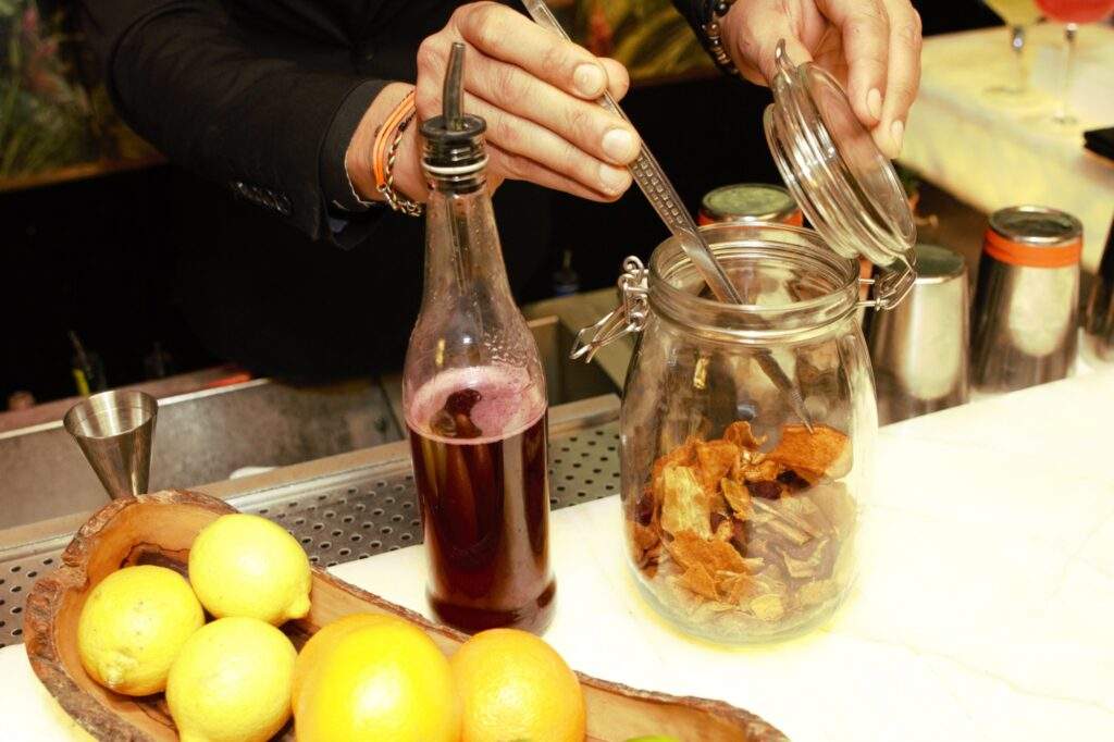 Abdou prépare son sirop de thé fruits rouges, hibiscus et agrumes