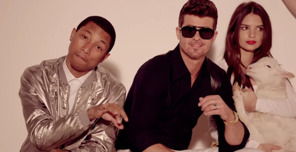 Thicke et Pharrell dans le clip Blurred Lines