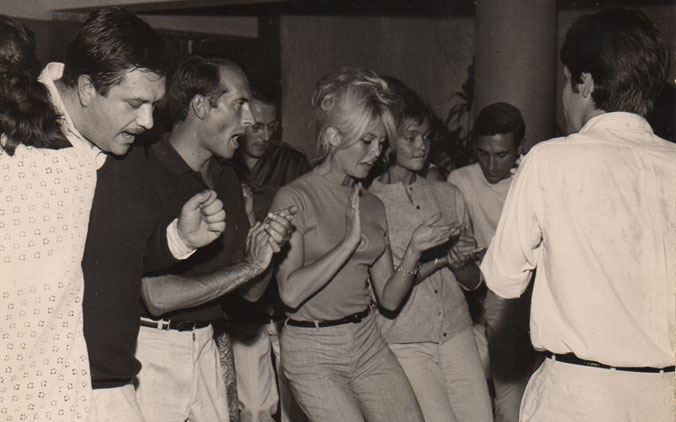 Brigitte Bardot danse au Papagayo !