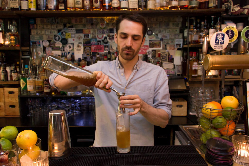 Aron Farkas du Glass en pleine préparation de cocktail - Photo 2