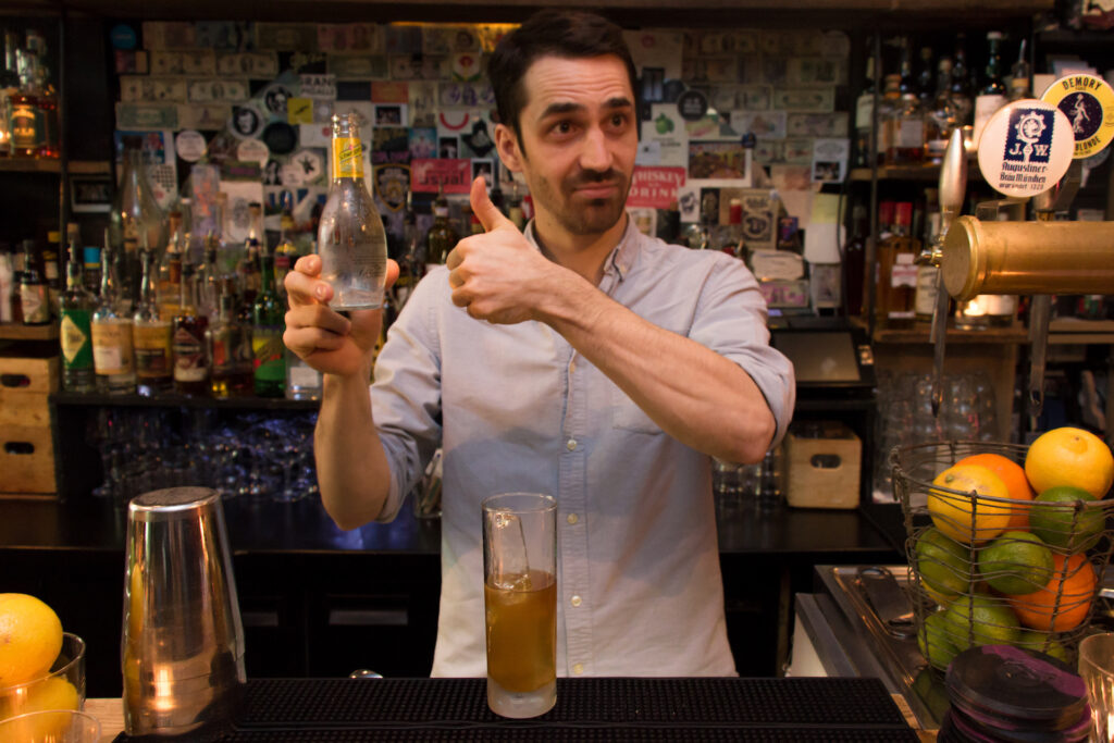 Aron Farkas du Glass en pleine préparation de cocktail