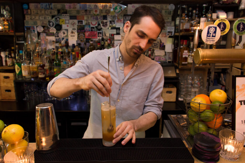Aron Farkas du Glass en pleine préparation de cocktail - Photo 3