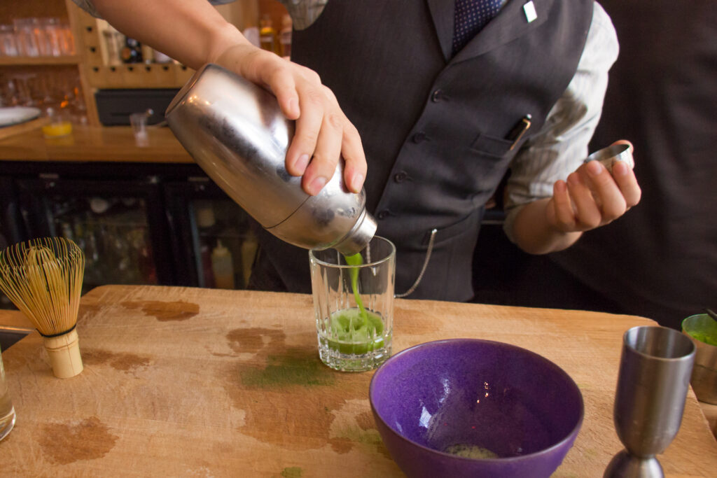 La préparation du cocktail Kaikan Green de Shingo Gokan