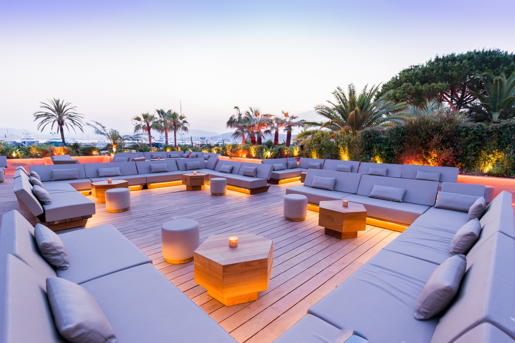 Le Baôli, l'un des plus beaux bars en rooftop de Cannes.
