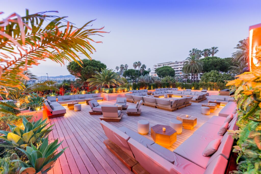 Le rooftop du Bâoli : un bar à cocktails offrant une vue à 360° sur la baie cannoise.