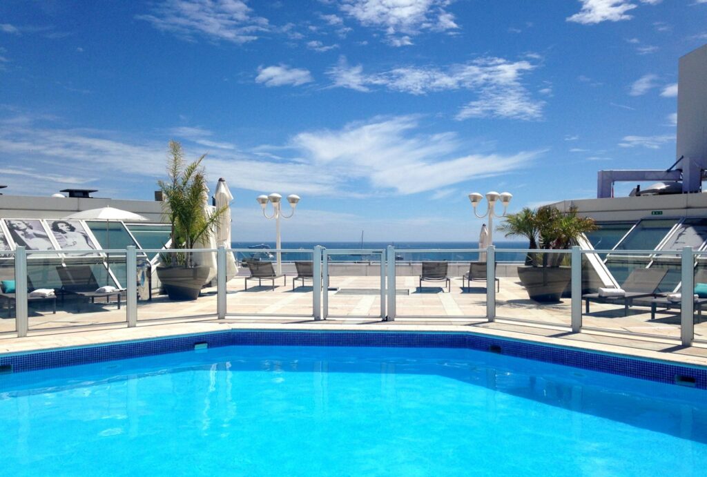 Difficile de résister à la tentation de plonger dans la piscine de ce rooftop de Cannes.