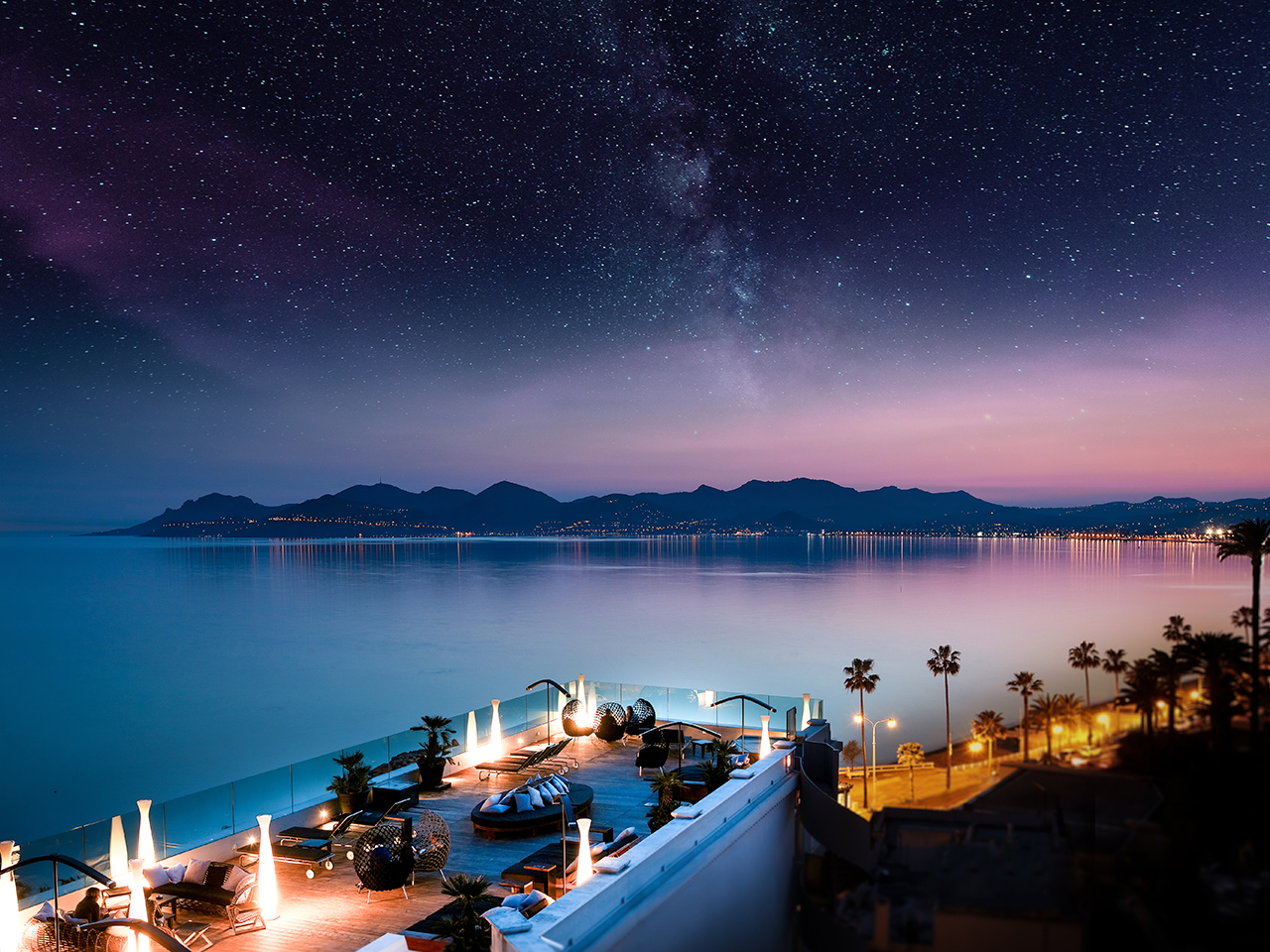 Le rooftop panoramique du 360, le restaurant de l'hôtel Radisson Blu à Cannes.