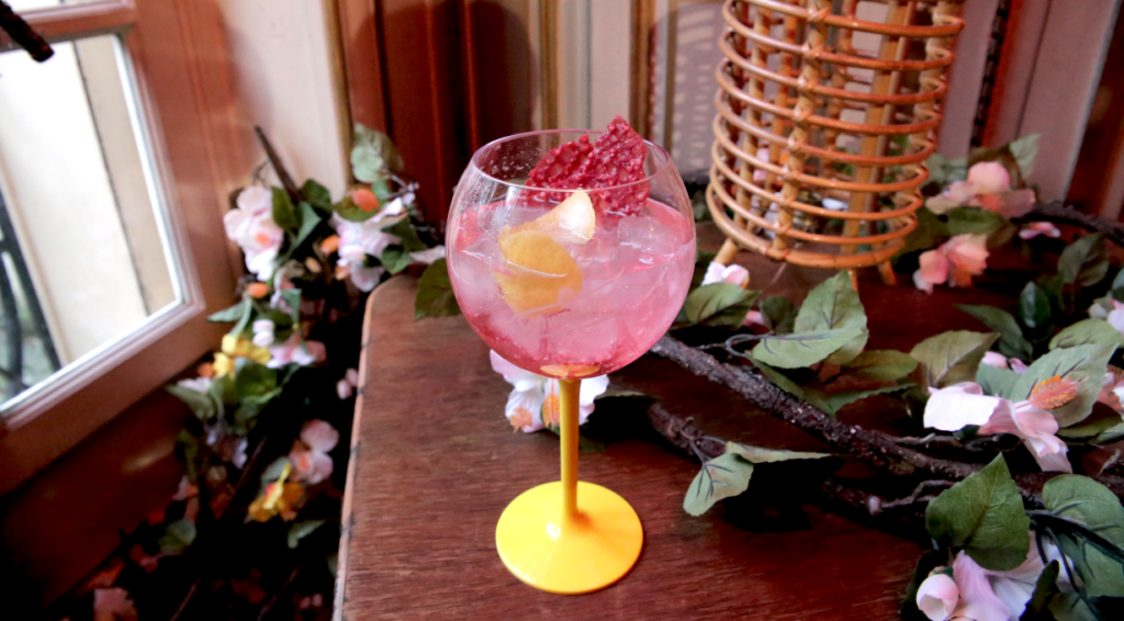 Le Gin Tonic twisté à l'hibiscus, une variation fruitée d'un cocktail classique.