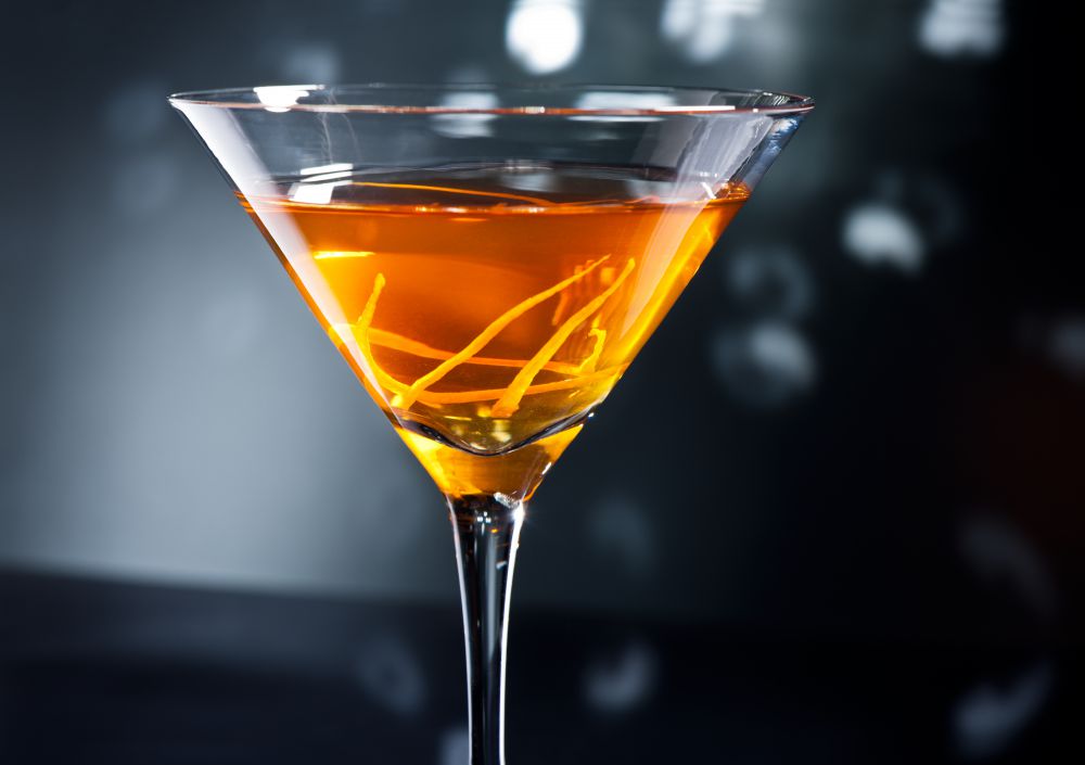 Ce cocktail au whisky se sert de préférence dans un verre à Martini.
