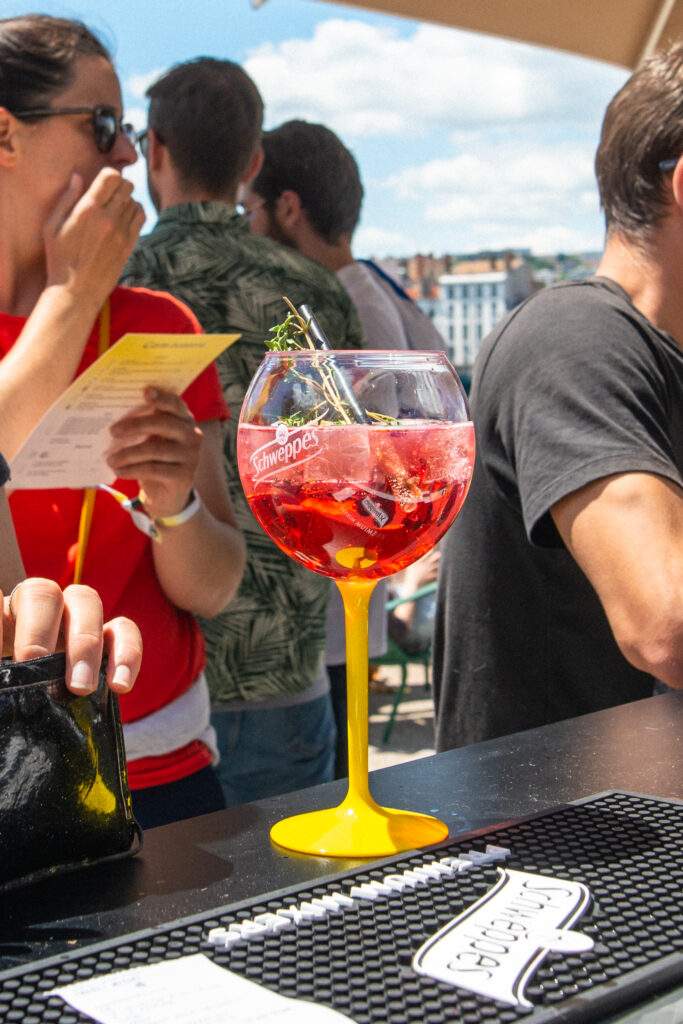 Le cocktail à la piscine, un cocktail à base de Schweppes.