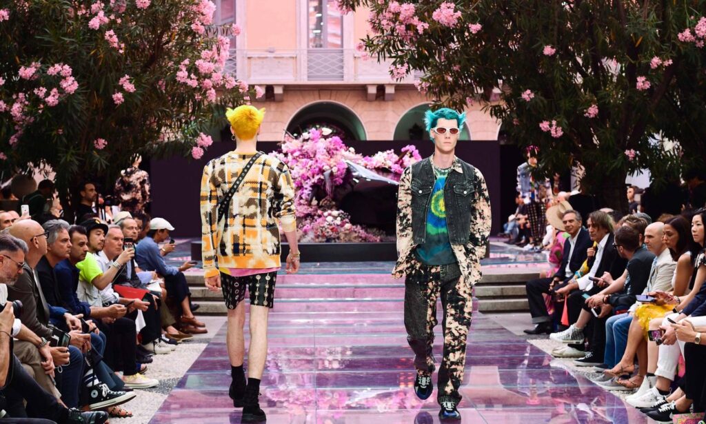 La collection printemps/été 2020 de Versace est un hommage vibrant au défunt chanteur du groupe Prodigy, et à l'esprit de la rave
