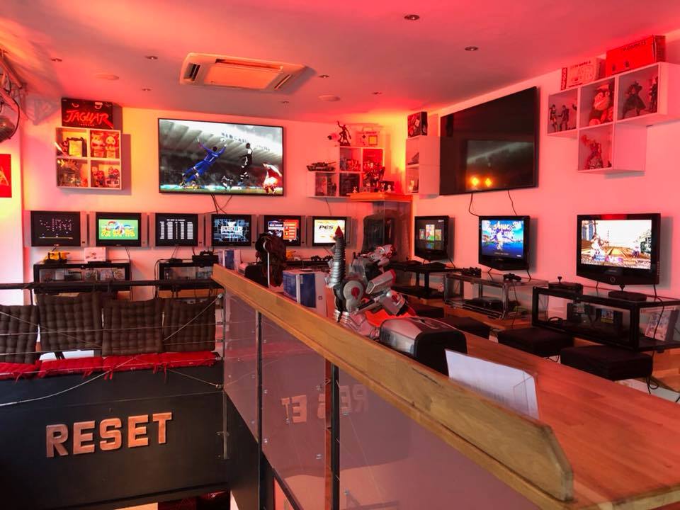 Au Reset, on se retrouve dans un bar original à Paris où l'on peut jouer à des jeux-vidéo.
