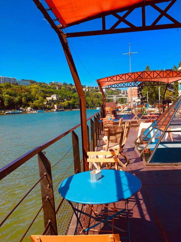 La Péniche Loupika, un bar avec terrasse à Lyon pour boire un verre en flottant sur le Rhône