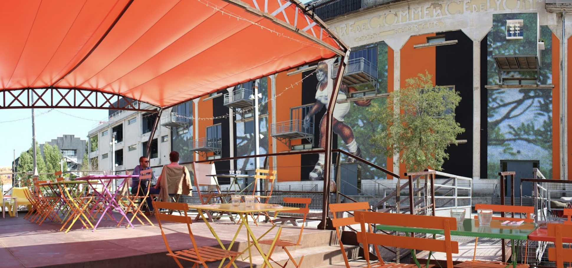 Un bar avec terrasse de Lyon : la péniche Loupika