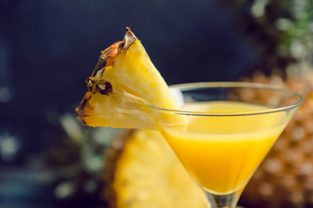 Le Flirtini, un cocktail au champagne et à l'ananas.