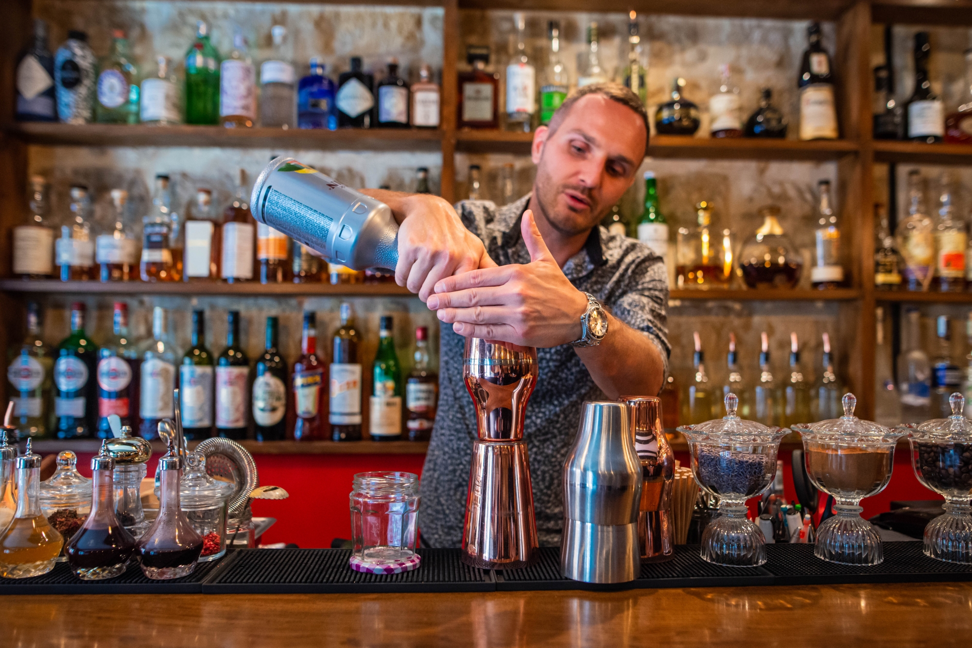 La préparation du cocktail La Rose des Vents du bar Le Mondain - Photo 4