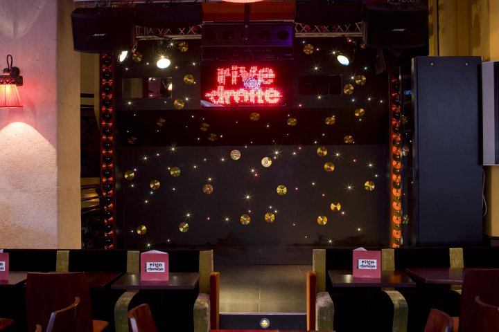 Café Rive Droite, le bar karaoké à Paris le plus pro