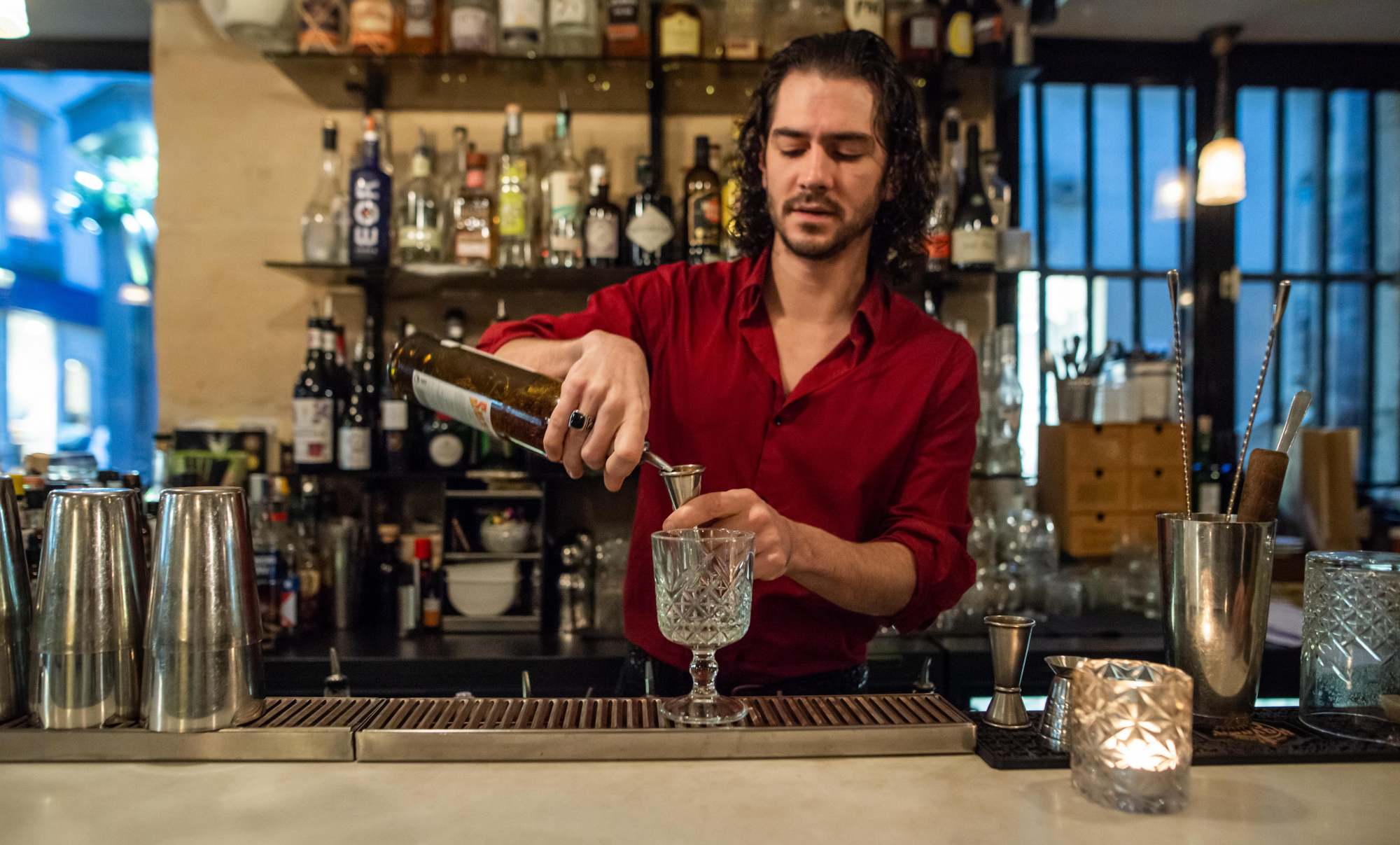 La préparation du cocktail La Ligne Verte du bar Résistance - Photo 2