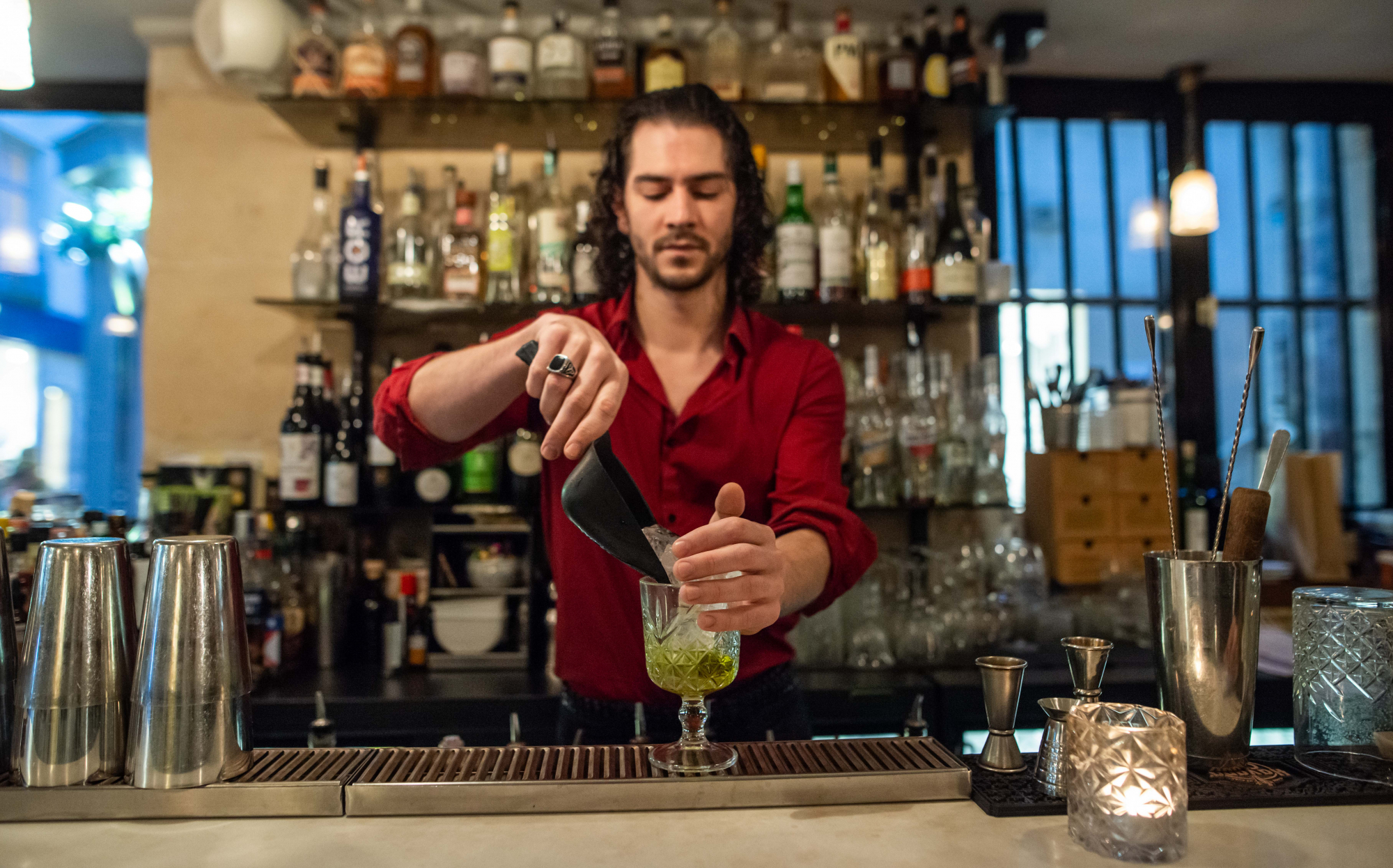 La préparation du cocktail La Ligne Verte du bar Résistance - Photo 4