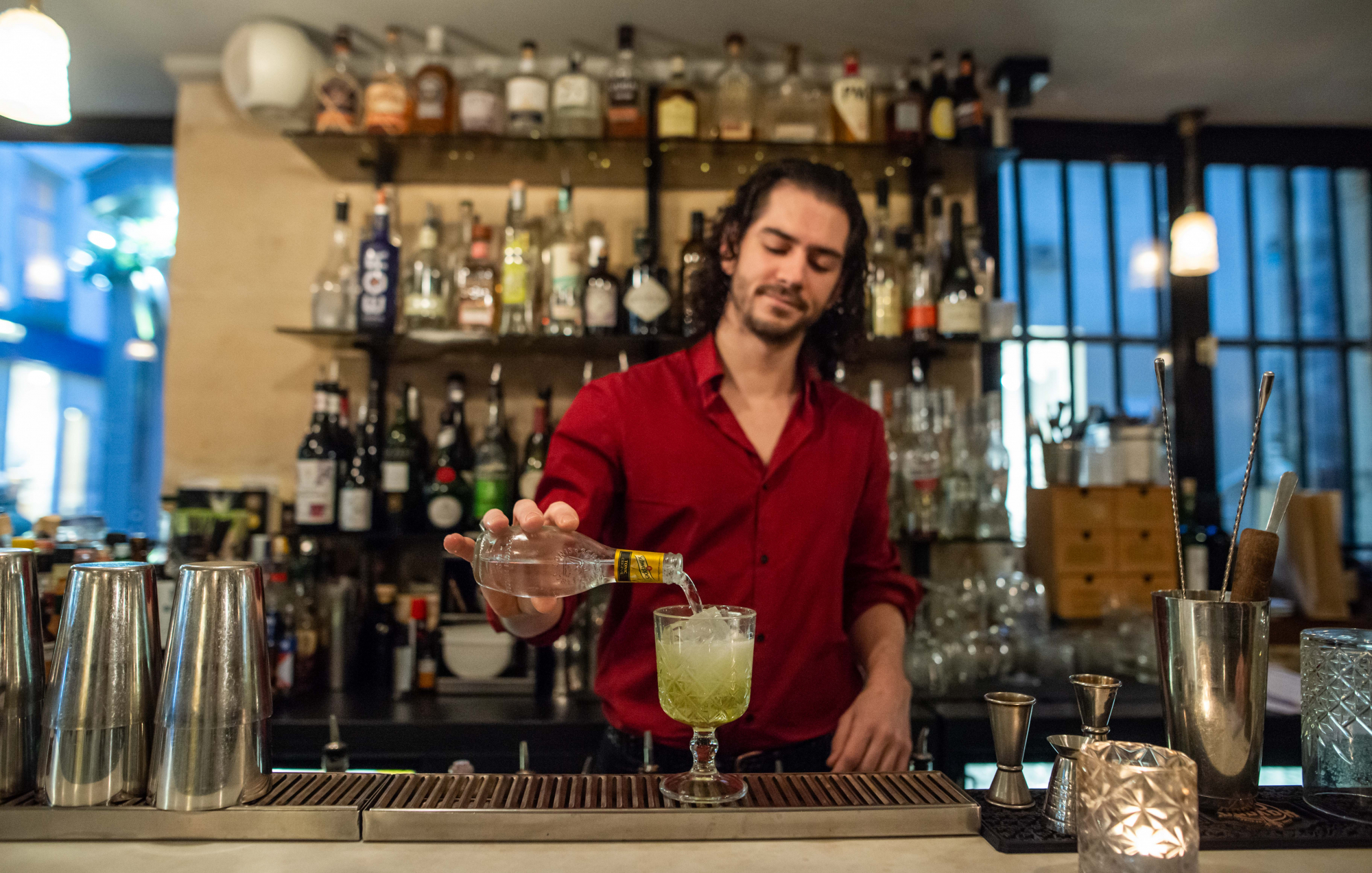 La préparation du cocktail La Ligne Verte du bar Résistance - Photo 5