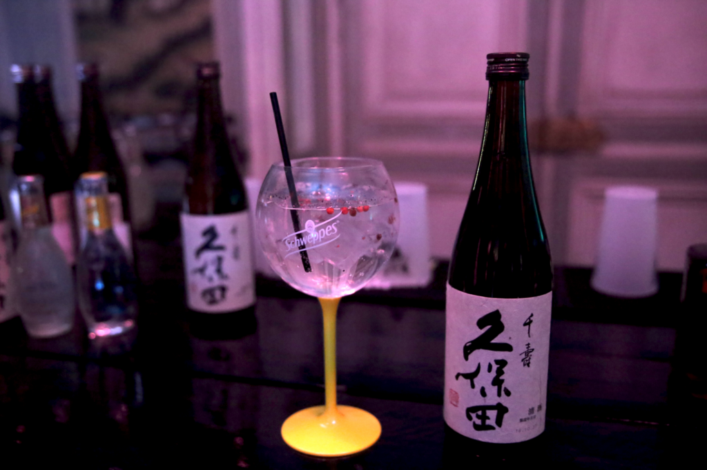 Un cocktail au saké et à la ginger beer