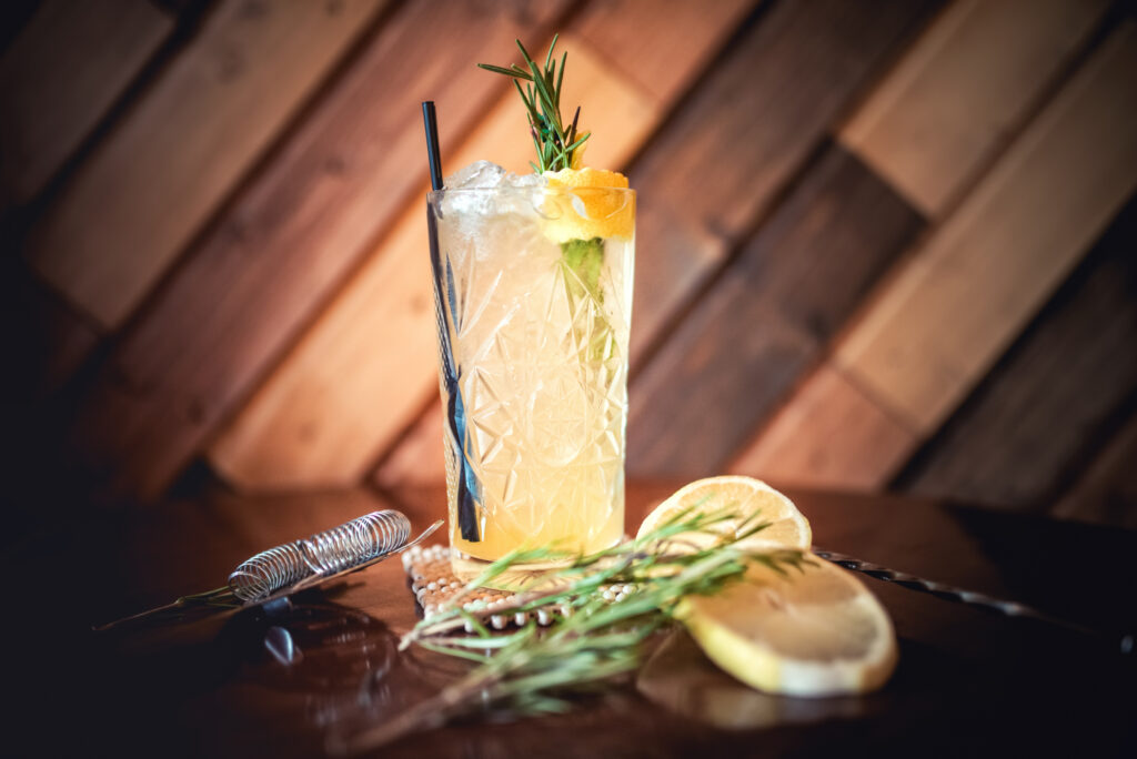 Le cocktail Rosemary, la recette d'un breuvage au porto blanc et tonic