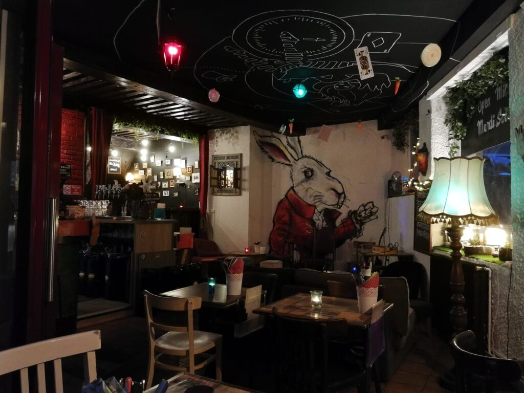 Le Terrier du Lapin Blanc, le bar insolite de Lyon le plus psychédélique