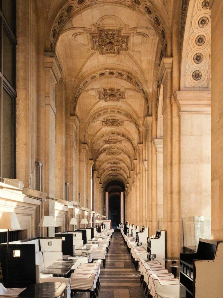 Le Café Marly, sa terrasse couverte et sa vue sur le Louvre