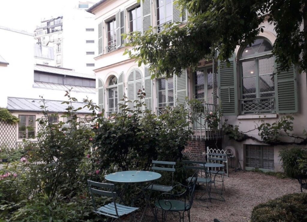 Le salon de thé du Musée de la Vie Romantique avec sa terrasse