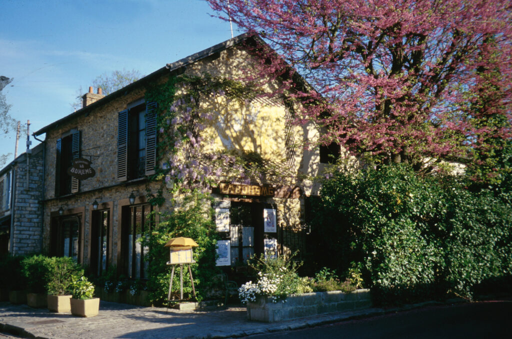 Le restaurant La Bohème et le décor bucolique de Barbizon.