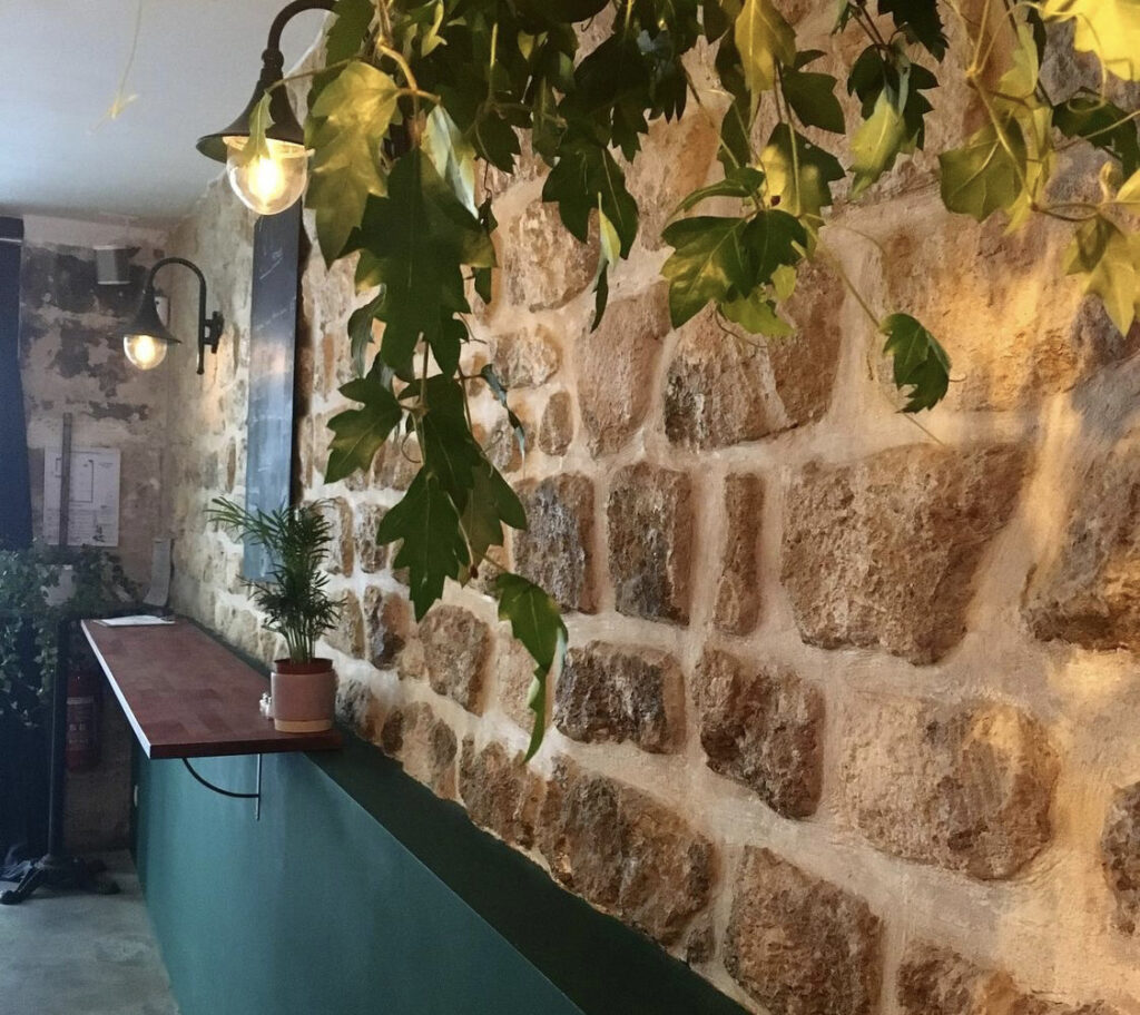 L'intérieur végétal du bar House Garden à Paris