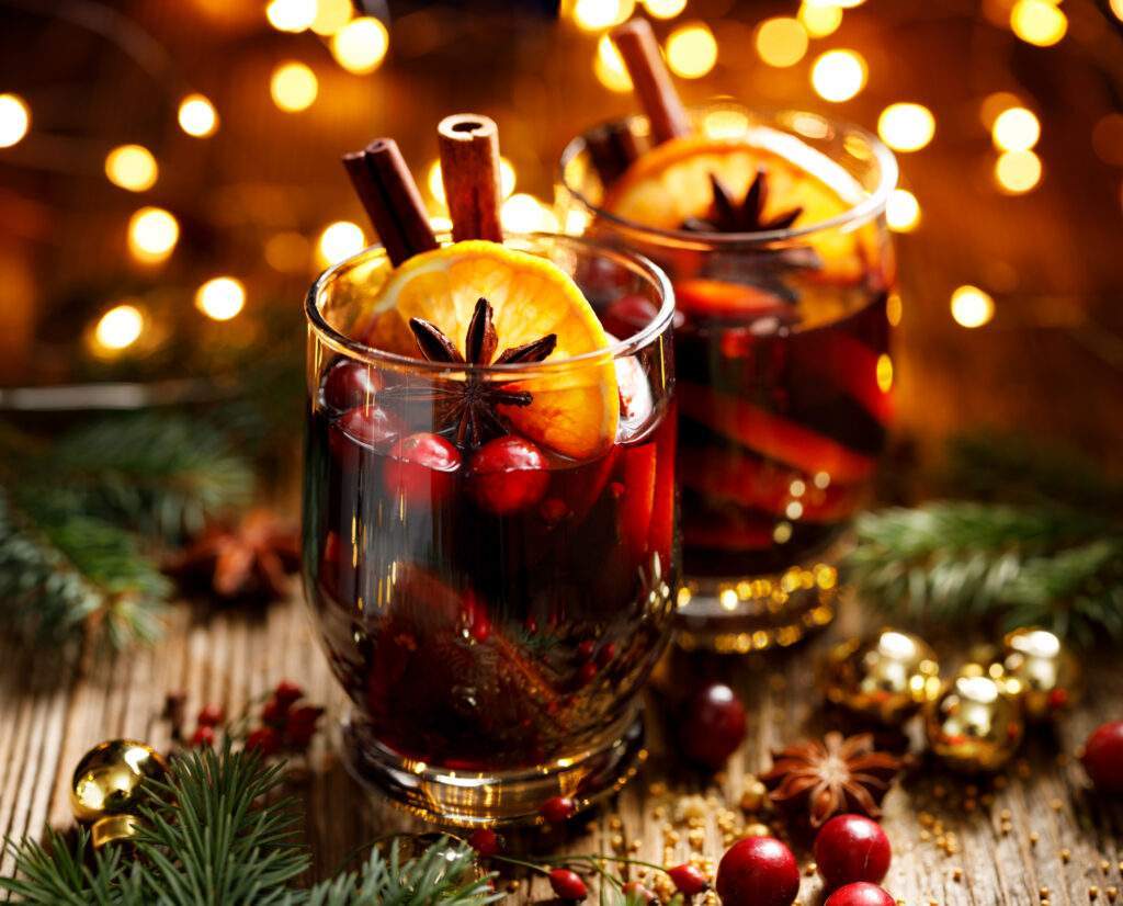 Cocktail sans alcool de Noël avec des fruits de saison