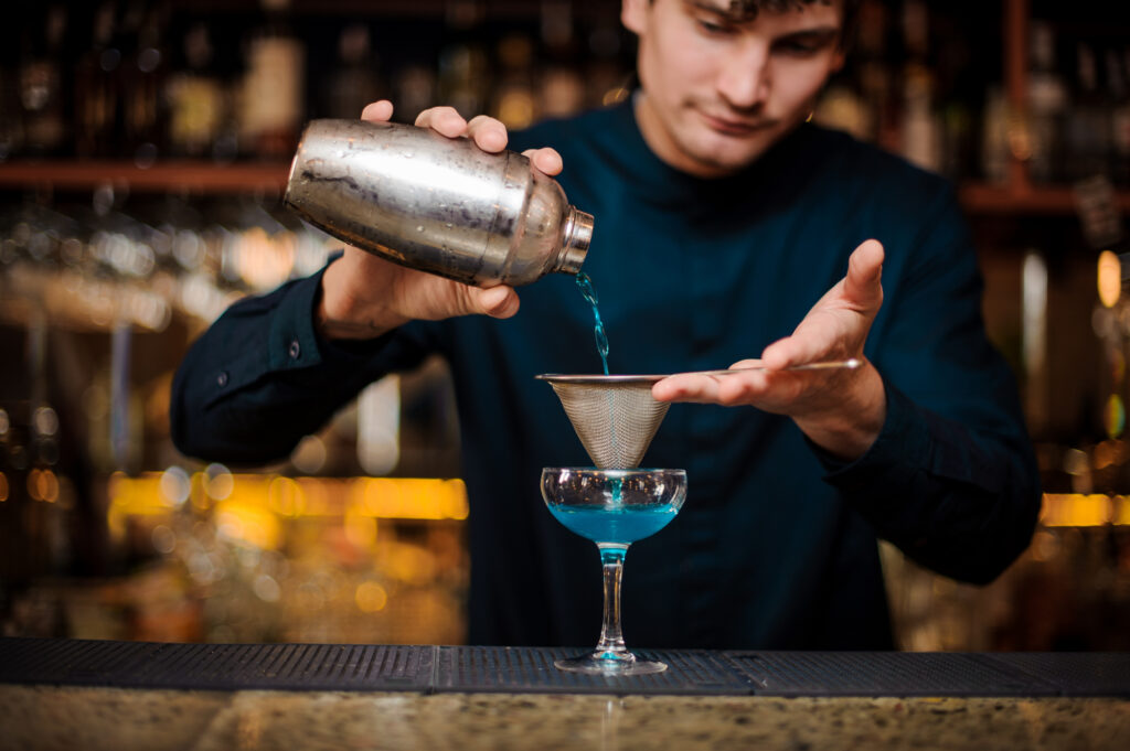 Les cocktails de couleur bleu au curaçao