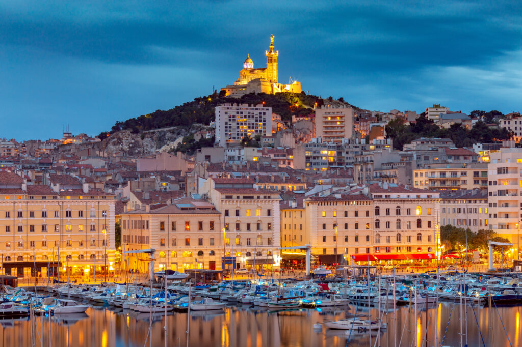 La ville de Marseille la nuit